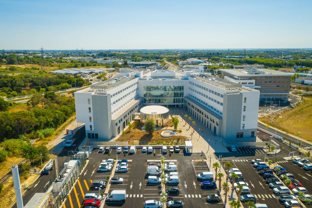 Vue aérienne du parvis et du parking de la Clinique Saint Jean